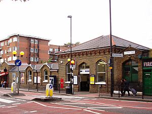 Archivo:Stamford Hill railway station building in 2008
