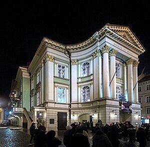 Archivo:Stavovské divadlo večer 3