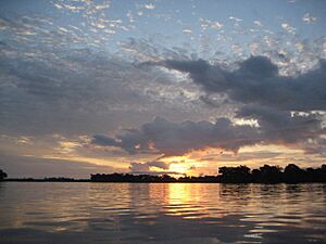 Archivo:Sunrise near Mossaka (Congo)