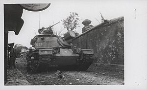 Archivo:Tank supporting 1.5 Marines in the citadel of Hue