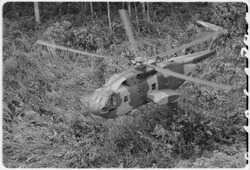 Archivo:U.S. Air Force CH3E helicopter approaching landing zone in Southeast Asian jungle during operation "Pony Express." - NARA - 542306