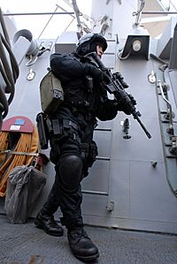 Archivo:US Navy 080818-N-1635S-012 A member of the Brunei Special Forces rushes towards the pilot house of the Arleigh Burke-class guided-missile destroyer USS Howard (DDG 83)