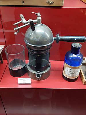 Archivo:Vaporizador de ácido fénico de Championnière, cirugía antiséptica, siglo XIX