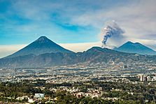 Archivo:View of eruption of Fuego Volcano from Guatemala City