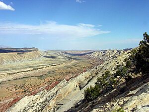 Archivo:Waterpocket Fold - Looking south from the Strike Valley Overlook