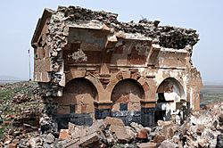 Archivo:20110419 Ruins in Citadel Ani Turkey 2
