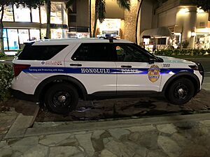 Archivo:2021-10-12 04 55 46 Honolulu Police SUV along Kalakaua Avenue in Waikiki, Honolulu, Oahu, Hawaii
