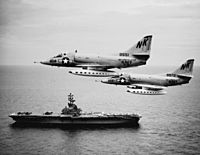 Archivo:A-4C Skyhawks of VA-146 fly past USS Kearsarge (CVS-33) in the South China Sea on 12 August 1964 (USN 1107965)