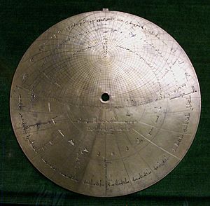 Archivo:Astrolabio andalusí Toledo 1067 (M.A.N.) 01