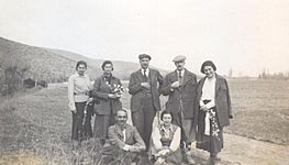 Archivo:BASA-3K-15-259-3-Bulgarian royal family on picnic