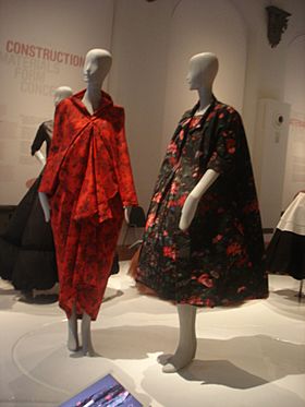 Archivo:Balenciaga dresses museum display