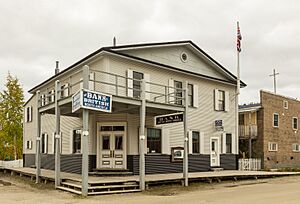 Archivo:Banco, Dawson City, Yukón, Canadá, 2017-08-27, DD 24