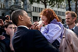 Archivo:Barack Obama holds a young girl in Dublin