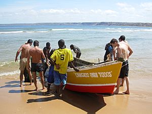 Archivo:Barco com pescadores em uma praia de Cabo Ledo, Angola