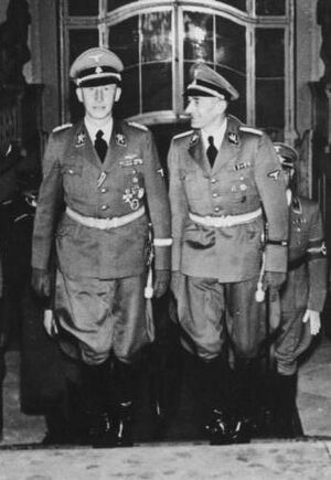 Archivo:Bundesarchiv Bild 146-1972-039-26, Reinhard Heydrich im Prager Schloß crop