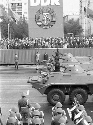 Archivo:Bundesarchiv Bild 183-1989-1007-031, Berlin, 40. Jahrestag DDR-Gründung, Pparade