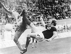 Archivo:Bundesarchiv Bild 183-N0614-0028, Fußball-WM, Zaire - Schottland 0-2