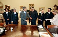 Archivo:Bush explains history of White House desk