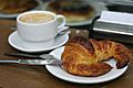 Cafe con leche y cruasán