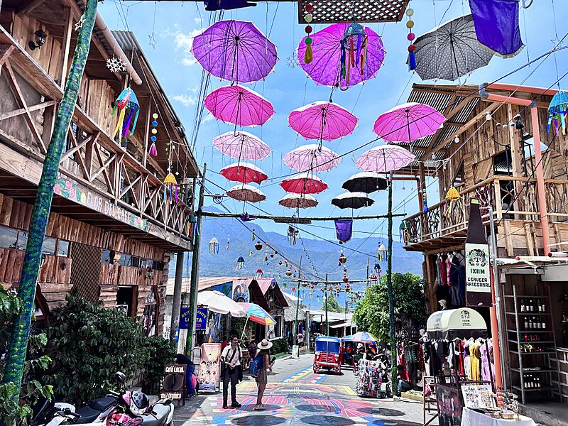 Calle de las sombrillas
