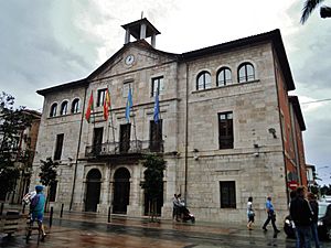 Archivo:Casa conceyu Llanes