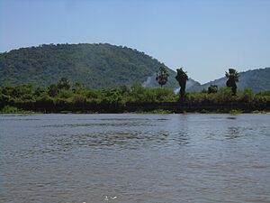 Archivo:Cerros de Vallemí, vistos desde el río Paraguay
