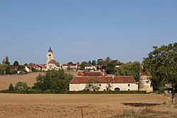Chevannes (89) Le bourg et le château de Ribourdin.jpg