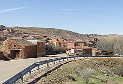 Archivo:Cuevas de Ayllón-entrada-DavidDaguerro