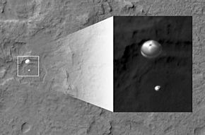 Archivo:Curiosity Parachute Landing Spotted by NASA Orbiter (detail) - Flickr - NASA Goddard Photo and Video