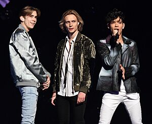 Archivo:FO&O 09 (cropped) @ Melodifestivalen 2017 - Jonatan Svensson Glad