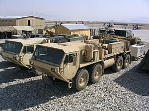 Archivo:HEMTT Wrecker and Cargo