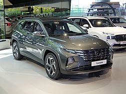 Archivo:Hyundai Tucson Inspiration 1.6T NX4 Amazon Gray Metallic (2)