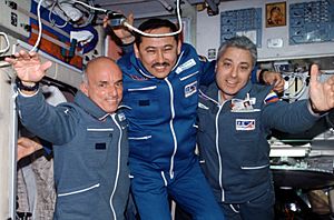 Archivo:ISS-02 Soyuz TM-32 Taxi crewmembers