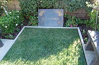 Archivo:Jack Lemmon grave at Westwood Village Memorial Park Cemetery in Brentwood, California