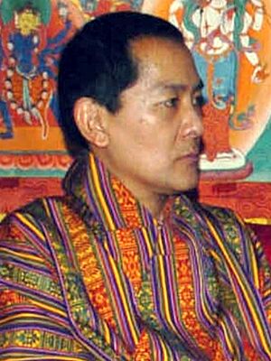 Archivo:Jigme Singye Wangchuck (2008, cropped)