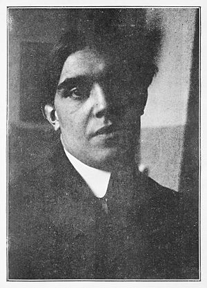 Archivo:Juan Gris, portrait photograph, published in Les Peintres Cubistes, 1913