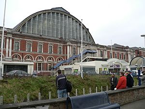 Archivo:Kensington Olympia exhibition centre from station