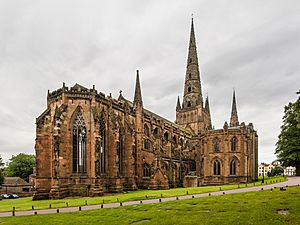 Archivo:Lichfield Cathedral Exterior from NE, Staffordshire, UK - Diliff