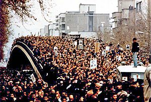 Archivo:Mass demonstration in Iran, date unknown