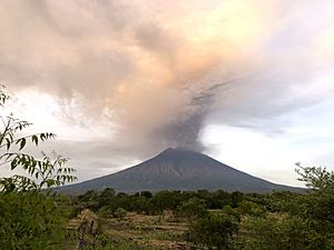 Archivo:Mount Agung, November 2017 eruption - 27 Nov 2017 01