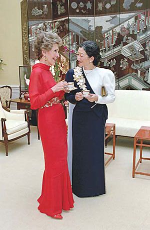 Archivo:Nancy Reagan in red with Princess Michiko
