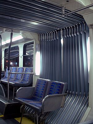 Archivo:New Flyer D60LF articulated bus - inside center