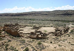 Archivo:Pueblo Bonito, Chaco Cultural National Historical Park, from a nearby overlook in summer 2011