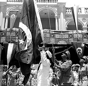Archivo:Raising the flag over Port Said