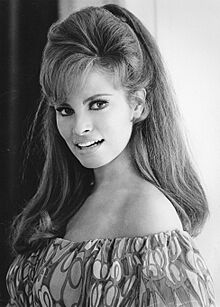 Raquel Welch, 1967 photo.jpg