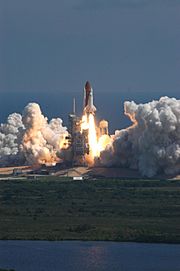 Archivo:STS-115 shortly after liftoff