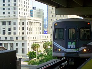 Archivo:Train in Government Center, Miami