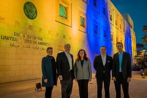 Archivo:US Embassy in Amman lit up with blue and yellow to express solidarity with Ukraine (3)