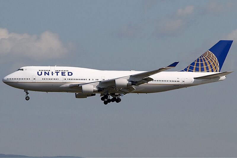 United Airlines Boeing 747-400 KvW