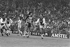 Archivo:Van Basten (r) juicht na zijn treffer (2-0), midden Feyenoorddoelman Hiele, Bestanddeelnr 932-7028